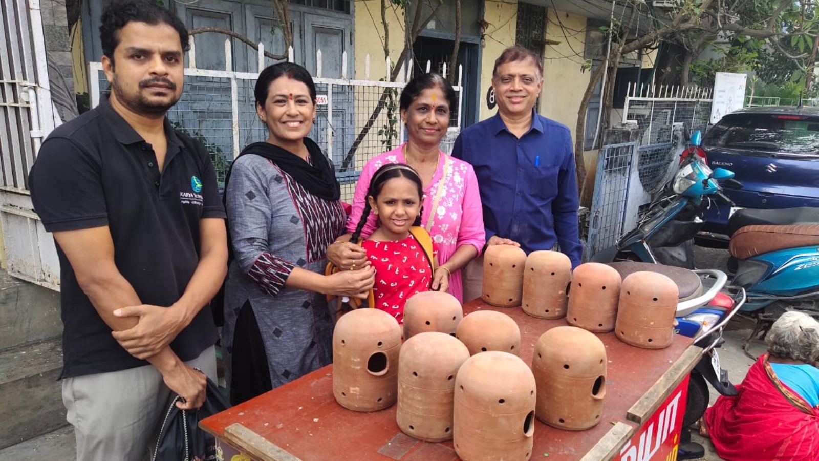 உலக சிட்டுக்குருவிகள் தினம்: அழிந்து வரும் சிட்டுக்குருவிகளை மீட்டெடுக்கும் சாதனா ராஜ்குமார்!