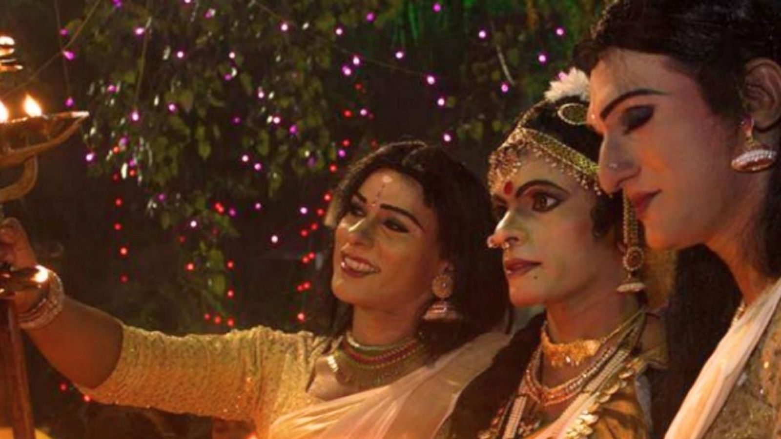 பெண்களாக மாறி திருவிழா கொண்டாடும் ஆண்கள்..! எங்கு தெரியுமா?