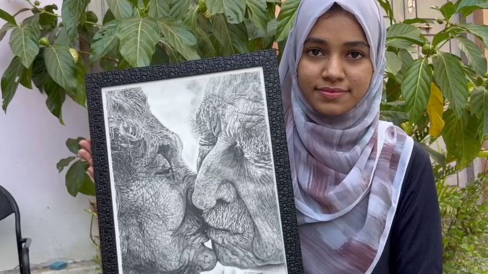 பென்சில் டிராயிங் முறையில் உயிரோவியங்கள் வரைந்து அசத்தும் கோவை இளம்பெண்!