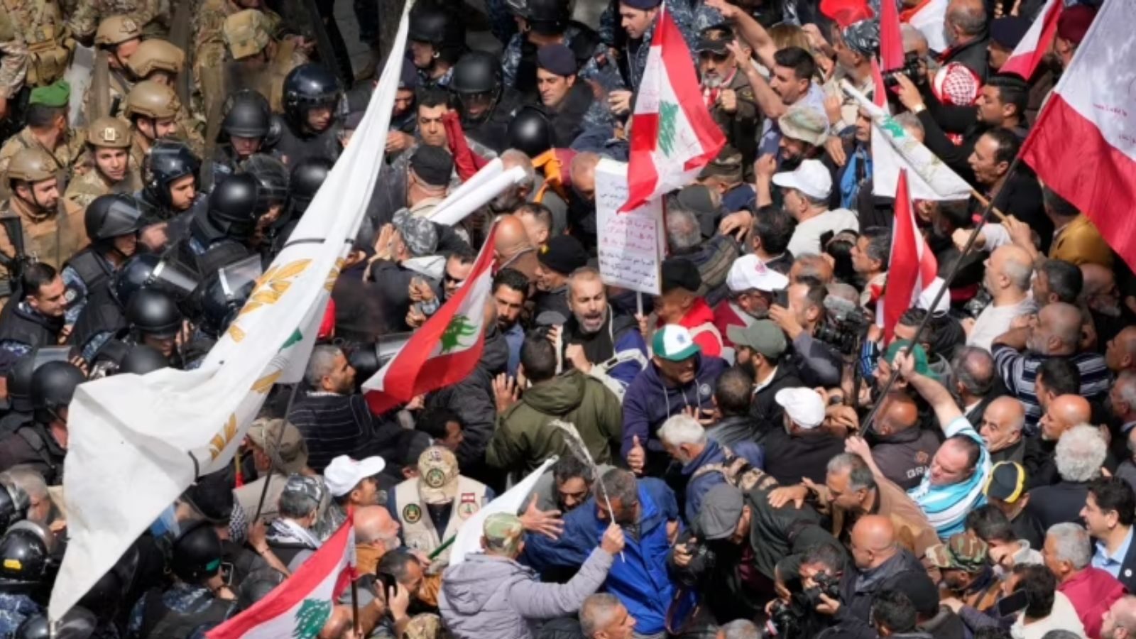 மந்தநிலையில் பொருளாதாரம்.. லெபனானில் வெடிக்கும் போராட்டம்!