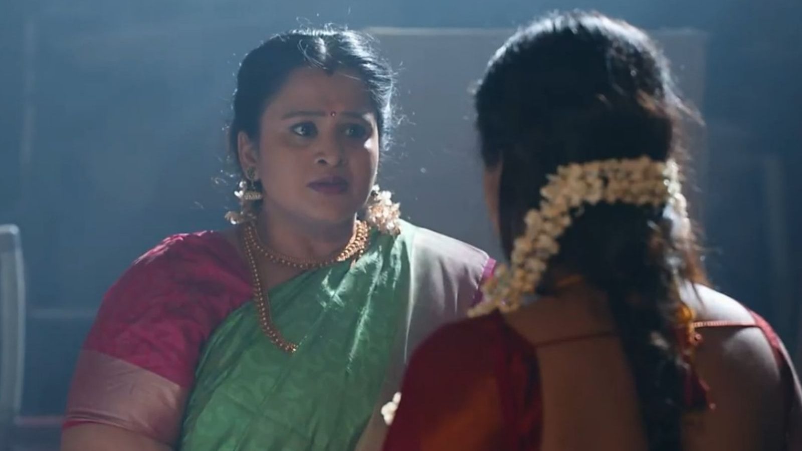 குடோனுக்குள் மயங்கிய சூர்யா.. காப்பாற்ற வந்த ராசாத்தி -  மாரி சீரியல் அப்டேட்!