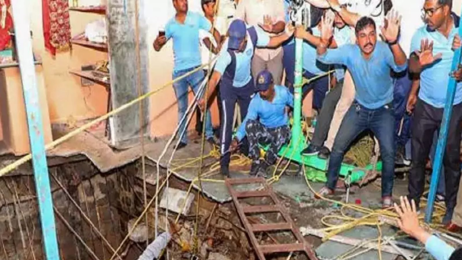 கோயில் கிணற்றில் விழுந்த பக்தர்கள்... 35 பேர் பரிதாப பலி.. மத்திய