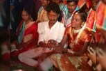 ஒரே வீட்டில் இரு காதலிகள்... குழந்தை பெற்ற பின்பு திருமணம்!