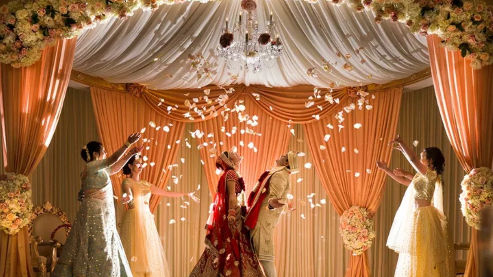 பிளாட்டினத்தில் தாலி.. பரிசாக கொடுக்கப்பட்ட ஹெலிகாப்டர்.. இந்தியாவின் ஆடம்பர திருமணங்கள் இதோ!