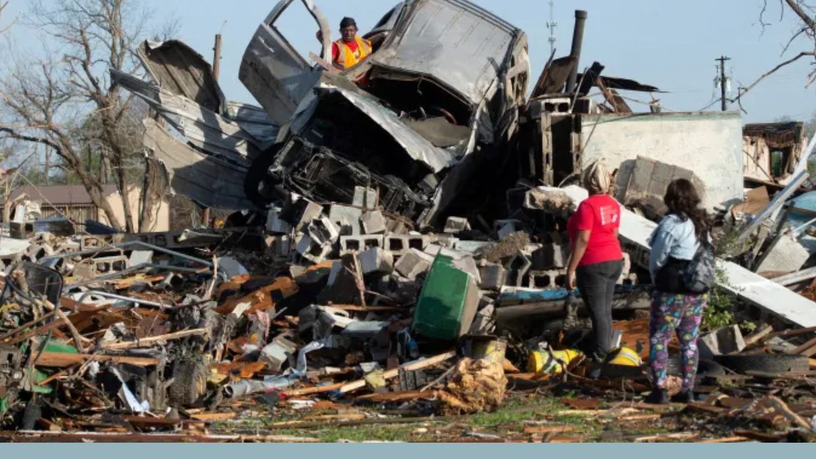 வேரோடு சாய்ந்த மரங்கள், தூக்கி வீசப்பட்ட கார்கள்... அமெரிக்காவை புரட்டிப் போட்ட சூறாவளி... 25 பேர் பலி..!