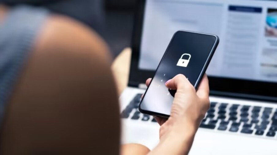  ஒருபக்கம் Robocalling Mitigation டூல்ஸ்களின் வளர்ச்சி தொடர்ந்து மேம்படுத்தப்பட்டு வந்தாலும், புதிது புதிதாக பல மோசடி முறைகளை பயன்படுத்தி தங்களது மோசடிகளை அரங்கேற்றி வருவதால் வரும் 2027-ஆம் ஆண்டிற்குள் உலகளவில் மோசடியால் இழக்கப்படும் நிதியின் அளவு ஆண்டுக்கு 70 பில்லியன் டாலர்களை எட்டும் என்றும் எச்சரிக்கப்பட்டு உள்ளது.