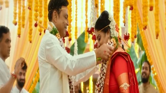  தெலுங்கு நடிகர் நரேஷ் மற்றும் பவித்ரா லோகேஷ் திருமணம் செய்து கொண்டனர். பாரம்பரிய முறையில் நடந்த தங்கள் திருமண வீடியோவை சமூக வலைதளத்திலும் பகிர்ந்துள்ளனர்.
