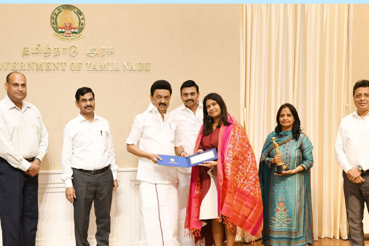 ஆஸ்கர் வென்ற ஆவணப்பட இயக்குநருக்கு ரூ.1 கோடி ஊக்கத்தொகை