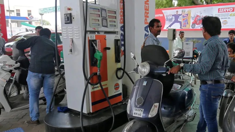  அதனை தொடர்ந்து சென்னையில் 2022 மே 22ஆம் தேதி முதல் பெட்ரோல் லிட்டர் 102.63 ரூபாய்க்கும், டீசல் 94.24 ரூபாய்க்கும் விற்பனை செய்யப்பட்டு வருகிறது. கடந்த 312 நாட்களாக பெட்ரோல் டீசல் விலையில் மாற்றம் இல்லாமல் ஒரே விலை நீடிக்கிறது.