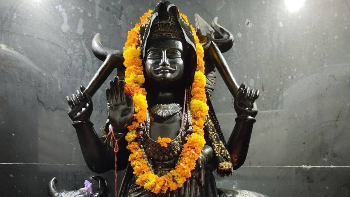  சனி பகவானை கண்டு பயப்படாதவர்கள் யாரும் இருக்க முடியாது. ஏனென்றால், அவர் அதிக அசுப பலன்களை தரக்கூடியவர். துவக்கத்தில் அசுப பலன்களை கொடுத்தாலும், மற்ற ராசிக்கு பெயர்ச்சி செய்யும் போது நல்ல பலன்களை கொடுப்பார். அந்தவகையில், சனி பகவான் எப்போது சுப பலன் தருவார்… எப்போது அசுப பலன் தருவார் என நம்மில் பலருக்கும் குழப்பம் இருக்கும். அதுமட்டுமல்லாமல் சனியின் பாதிப்பிலிருந்து தப்பிக்க நாம் என்ன செய்ய வேண்டும் என்ற உங்கள் கேள்விக்கான பதிலை இங்கே காணலாம்.