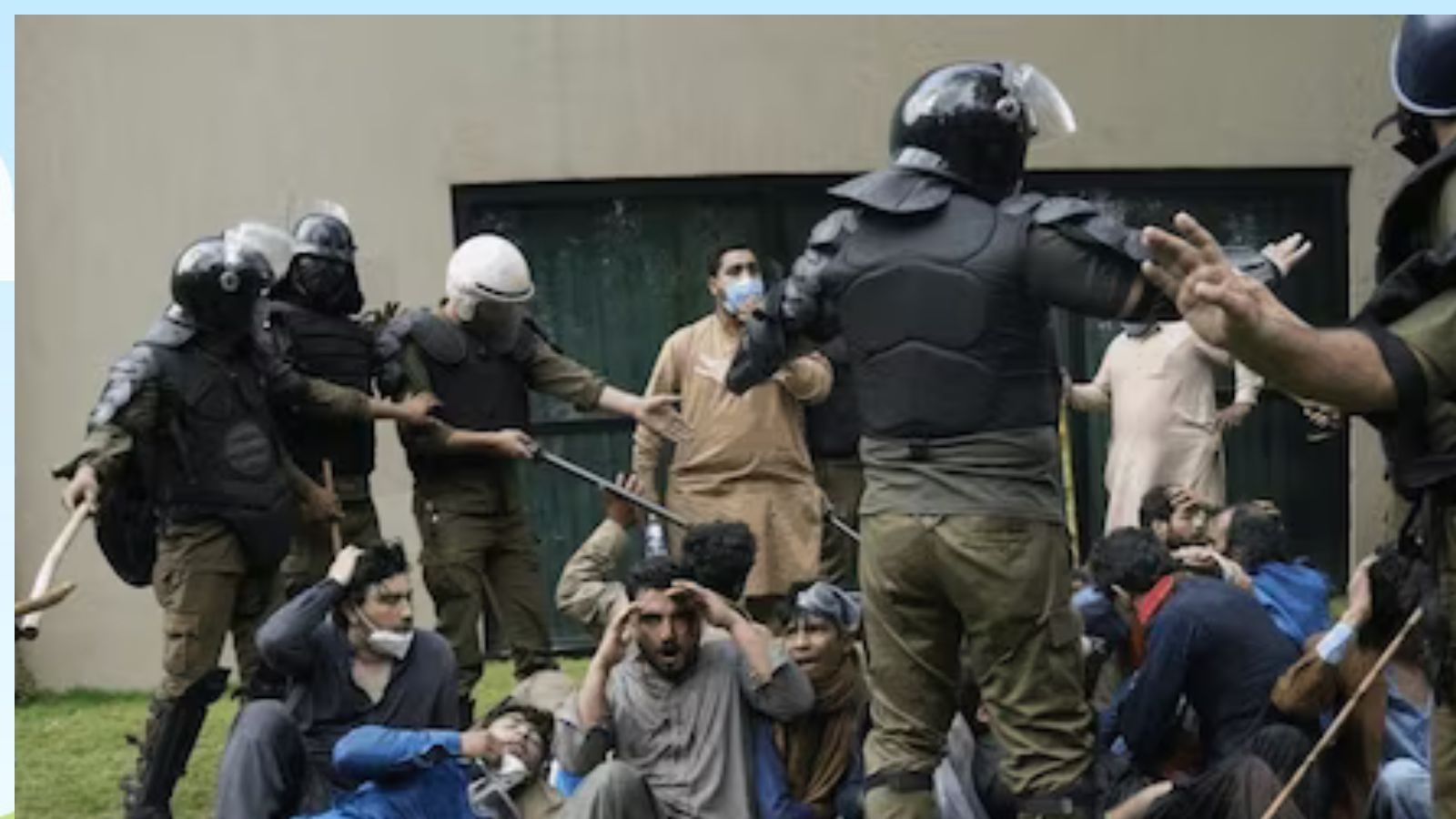 இம்ரான்கான் வீட்டு கதவை உடைத்து உள்ளே புகுந்த போலீஸ்... ஆதரவாளர்கள் மீது தாக்குதல்..!