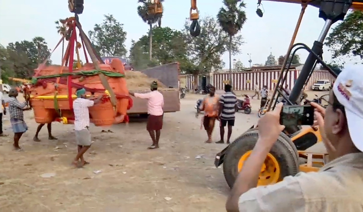 கம்பி, சிமெண்ட் என எதுவும் சேர்க்காமல்  மணல் கொண்டே பாரம்பரிய முறையில் கைளால் சிலைகள்  உருவாக்கப்பட்டுள்ளன.