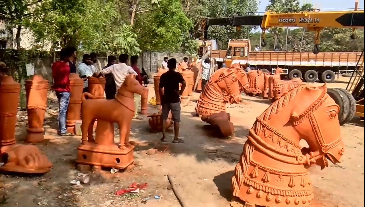  25 அடி உயரத்தில் 100 டன் மண் கொண்டு வைக்கோல், இரும்பு, அலுமினியம், தாமிரம் போன்றவை கொண்டு உருவாக்கப்பட்டுள்ளது.