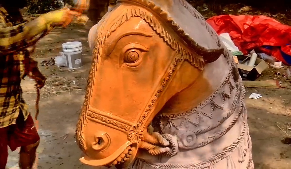  நோய் நொடி இன்றி வாழலாம் என்ன முனுசாமி கூறுகிறார்.,[object Object],பெரியசாமி, செல்லியம்மாள், விநாயகர், ஆற்றடியார், கிணத்தடியார், சிங்கமலையான், பொன்னுசாமி, நாட சன்னியாசி என  கிராம தெய்வங்களில் சிலைகள் உருவாக்கப்பட்டன.