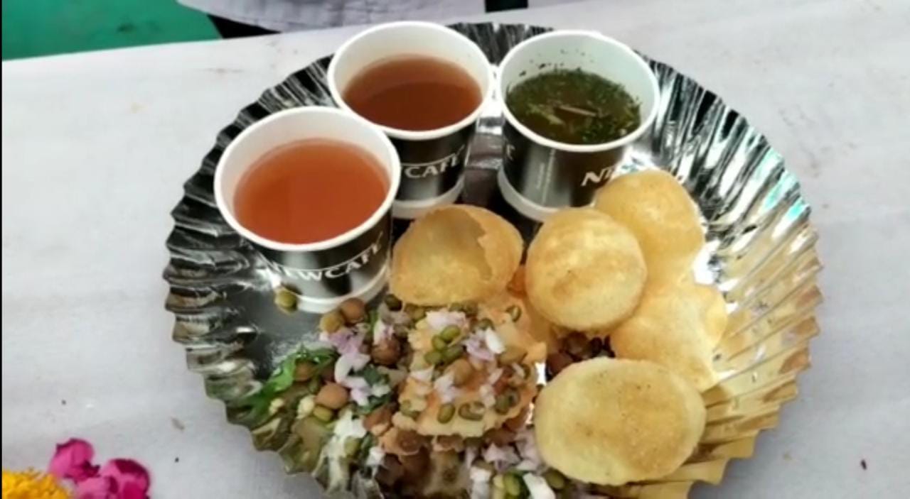 பானிபூரியுடன், நவரத்ன ரசம், அமிர்த ரசம் மற்றும் ஹஜம்ஹஜம் ரசம் என்ற மூன்று வகையான சுவையூட்டப்பட்ட நீர் வழங்கப்படுகிறது. புதினா, புளி போன்ற பொருட்களைக் கொண்டு நவரத்தின ரசம் தயாரிக்கப்படுகிறது. இது நவரத்ன ரசத்தை மேலும் சுவை கூடுகிறது.