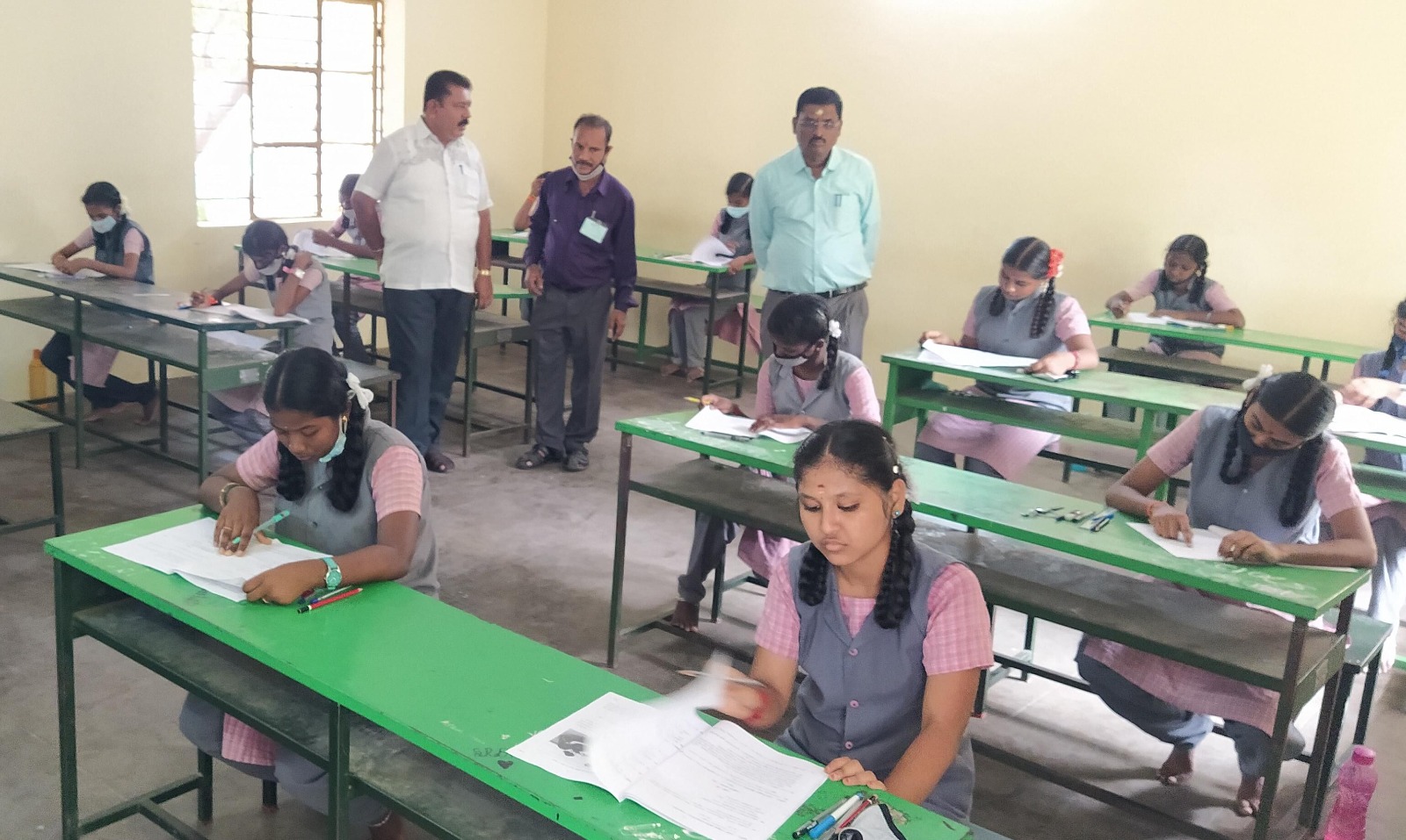  பொதுத்தேர்வில் தவறு செய்தால் மாணவர்களுக்கு விதிக்கப்படும் தண்டனை குறித்த விவரங்களை அரசு தேர்வுகள் துறை வெளியிட்டுள்ளது.