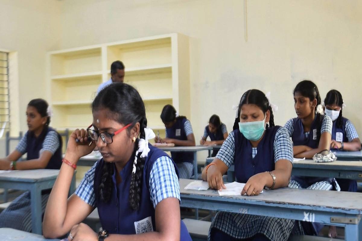 பொதுத்தேர்வு எழுதும் மாணவிகள் 