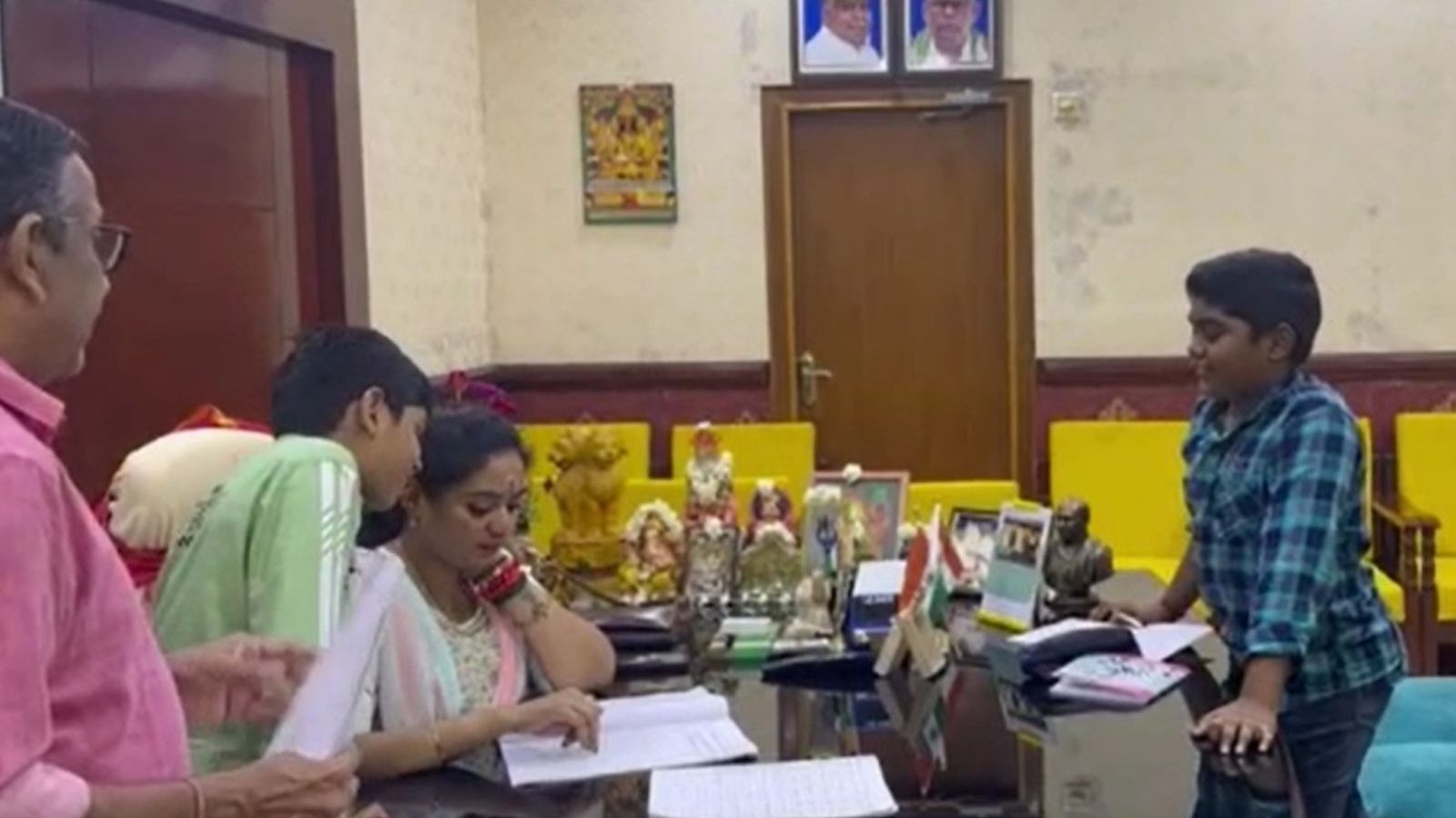 புதுச்சேரியில் மக்கள் பணிகளுக்கிடையே மகன்களுக்கு படிப்பு சொல்லித் தரும் பெண் அமைச்சர்