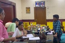 புதுச்சேரியில் மக்கள் பணிகளுக்கிடையே மகன்களுக்கு படிப்பு சொல்லித் தரும் பெண் அமைச்சர்