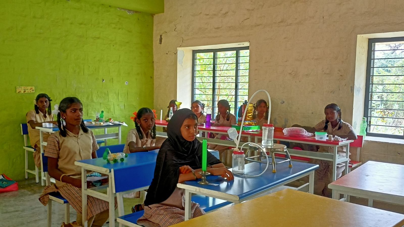 நீர்மூழ்கி கப்பல், ஏர் கூலர்.. அறிவியல் கண்காட்சியில் அசத்திய புதுக்கோட்டை அரசு பள்ளி மாணவர்கள்..