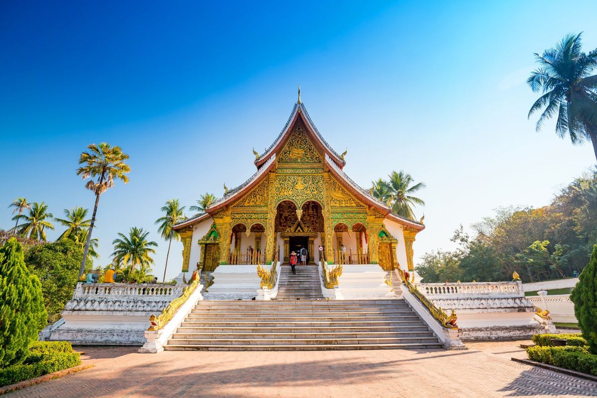  லுவாங் பிரபாங் (Luang Prabang), லாவோஸ்: வடக்கு லாவோஸில் உள்ள இந்த அழகான நகரம் யுனெஸ்கோவின் உலக பாரம்பரிய தளமாகும். இது பிரெஞ்சு காலனித்துவ மற்றும் பாரம்பரிய லாவோ கட்டிடக்கலையின் தனித்துவமான கலவையாகும். பார்வையாளர்கள் பல கோயில்கள் மற்றும் அருங்காட்சியகங்களை ஆராயலாம். அருகிலுள்ள மலைகளில் மலையேற்றம் செல்லலாம்.