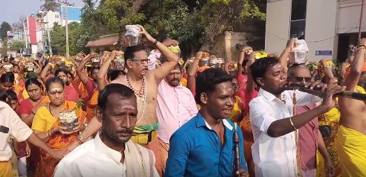   சாய்பாபா கோவிலில் 300 க்கும் மேற்பட்ட பெண்கள் பால்குடம் எடுத்து தங்கள் கைகளாலேயே அபிஷேகம் செய்து வழிபட்டனர்.
