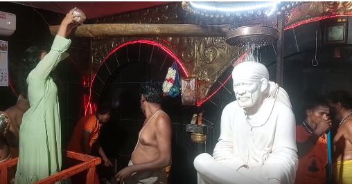  அதனைத் தொடர்ந்து பால்குடம் எடுத்து வந்த பெண் பக்தர்கள் தங்கள் தலையில் சுமந்து வந்த பால் குடத்தில் உள்ள பாலை தங்கள் கைகளாலேயே சாய்பாபா மீது ஊற்றி அபிஷேகம் செய்தனர்.