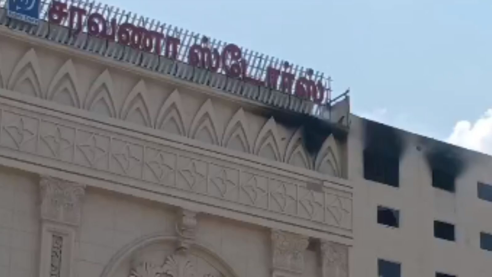 மதுரை சரவணா ஸ்டோர்ஸில் 2வது நாளாக வெளியேறிய கரும்புகை.. பதறிய மக்கள்!