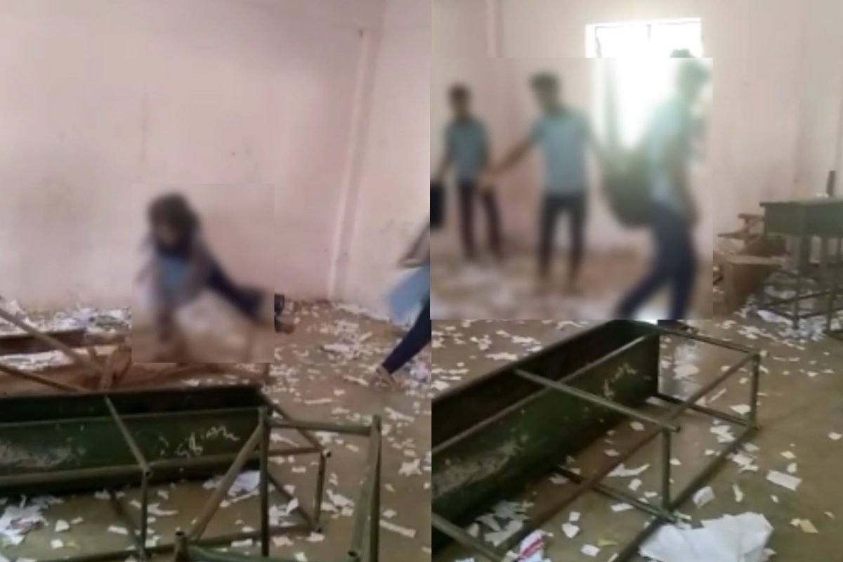 வகுப்பறையை சூறையாடிய மாணவர்கள்