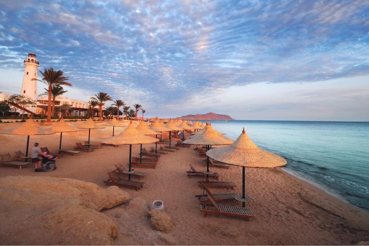  ஷர்ம் எல் ஷேக்(sharm el sheikh) செங்கடலில் உள்ள மிகவும் பிரமிக்கவைக்கும் சுற்றுலா விடுதிகளில் ஒன்றாகும். அழகான கடற்கரைகள் மற்றும் தெளிந்த நீர் டைவிங் மற்றும் கடலுக்கு அடியில் நடைபயணம் செய்ய, பவளப்பாறைகள் பார்க்க ஏற்ற இடமாக இருக்கும்.