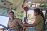 பேருந்து டிரைவராக கலக்கும் இளம்பெண்.. குவியும் பாராட்டு