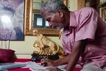 கையெழுத்துக் கலையை பொக்கிஷமாகப் பாதுகாத்து வரும் ஓவியர்..