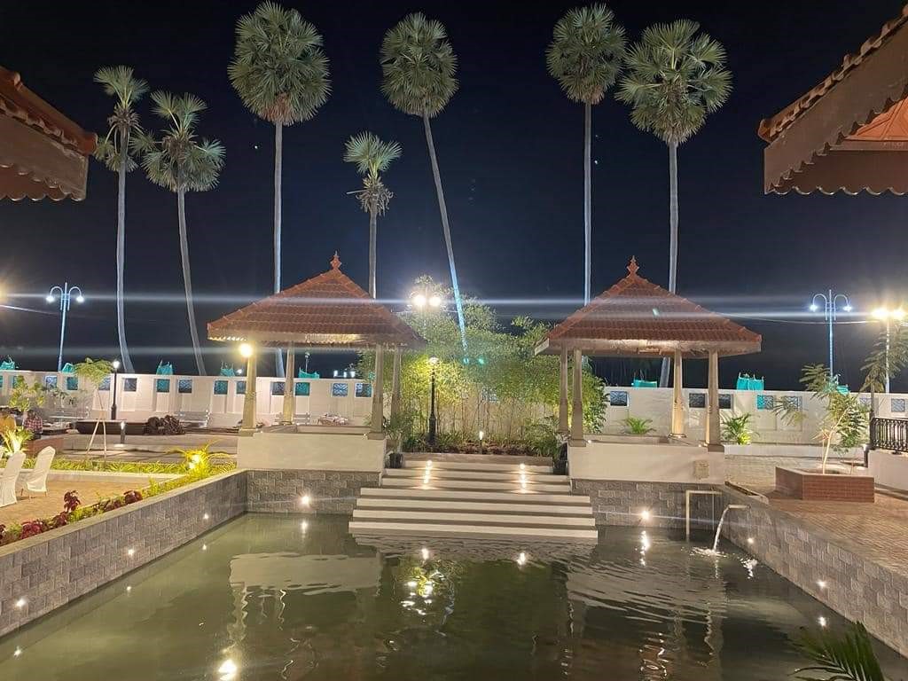  இதனைத்தொடர்ந்து மேற்கொண்ட அகழாய்வில், உருண்டையான பானைகள், உருக்கு உலைகள், சுடுமண் முத்திரைகள், கண்ணாடி, சங்கு மணிகள் உள்ளிட்டவைகளும் கிடைத்தன.