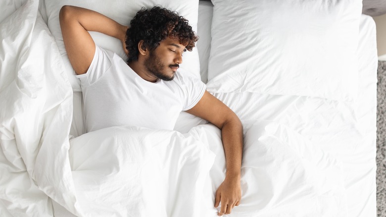  பொதுவாக நம் முதுகு கீழாக இருக்கும்படி, அதாவது மல்லாக்க படுத்து உறங்குவது சிறப்பானதாக அமையும். இதை ‘சவாஸனா’ என்று குறிப்பிடுகின்றனர். இந்த முறையில் தூங்கும்போது உங்கள் முதுகு தண்டுவடம் நேர்கோட்டில் இருக்கிறது மற்றும் உடல் எடை அழுத்தம் சீராக இருக்கிறது. முகத்தில் சுருக்கங்கள் ஏற்படுவதைத் தடுக்க இது உதவும்.