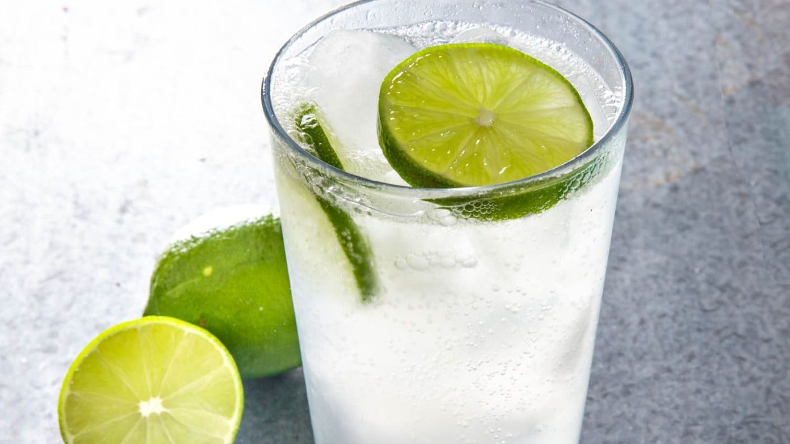 சம்மரில் தொண்டைக்கு இதம் தரும் லெமன் சோடா... இப்படி போட்டு குடிங்க..!