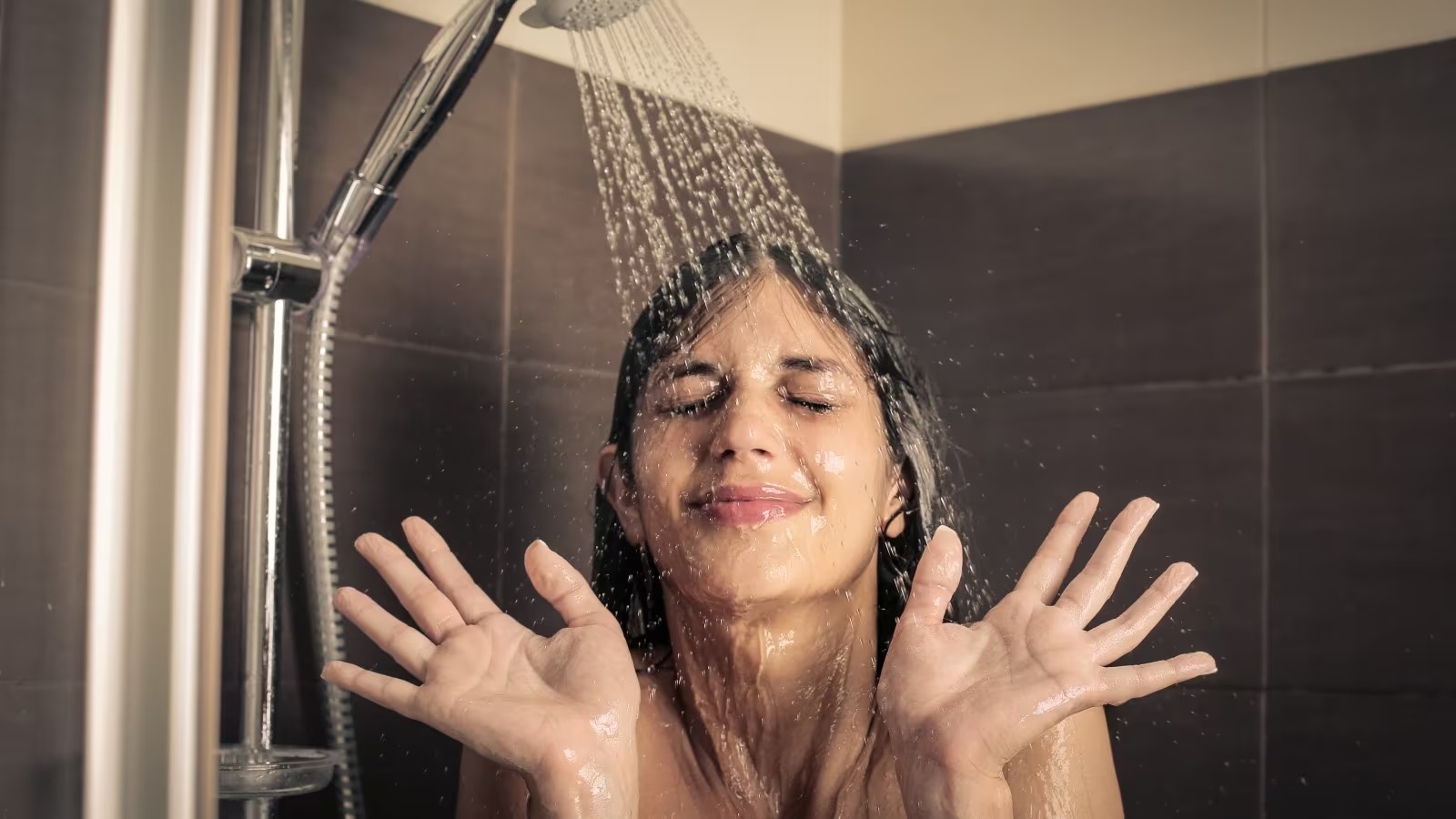  ,[object Object],கோடை காலத்தில் கடுமையான பயிற்சிகள் செய்வது உடலுக்கு சோர்வை ஏற்படுத்தும். ஆகவே, லேசான பயிற்சிகளை செய்யவும். பயிற்சி செய்து வியர்வையை துடைத்து ஆசுவாசப்படுத்திய பிறகு குளிக்கச் செல்லலாம். அதுவும் குளுமையான நீரில் குளிப்பது நல்ல பலனை தரும்.