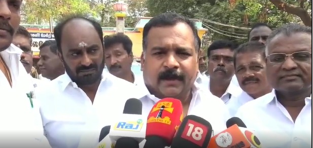  நான் தலைவன்.! நான் தலைவன்.! என சொல்வது வடிவேலு நானும் ரவுடி., நானும் ரவுடி என சொல்வது போல இருக்கு அவர் ஏதேனும் ஒரு பதவியில் வெற்றி பெற்று சொல்லட்டும் இதை ஏற்றுக்கொள்கிறோம். என்றார். 