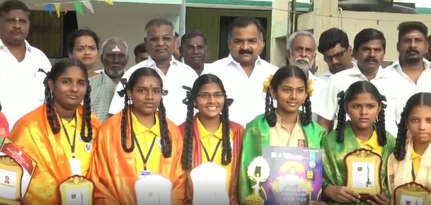  இஸ்ரோவில் கடந்த மாதம் ஆசாதி சாட் 2 செயற்கைக்கோள் செலுத்தப்பட்டது. இந்த செயற்கைக்கோளுக்கு மென்பொருள் தயாரித்து இஸ்ரோ சென்று வந்த பள்ளி மாணவிகளை நேரில் சந்தித்து வாழ்த்து தெரிவித்து கௌரவித்தார் மாணிக்கம் தாகூர். இதனைத் தொடர்ந்து குத்துச்சண்டை போட்டியில் வெற்றி பெற்ற மாணவிக்கு பொன்னாடை அணிவித்து விருது வழங்கி கௌரவித்தார்.