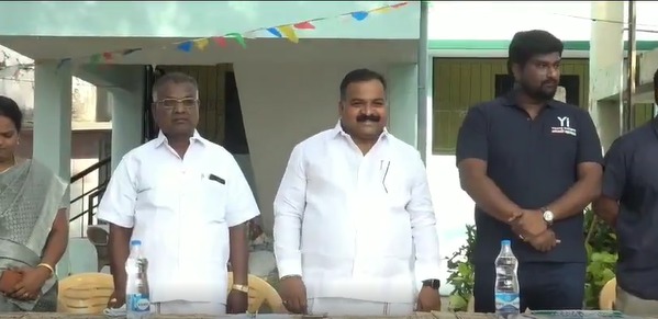  உலக மகளிர் தினம் நாடு முழுவதும் கொண்டாடப்பட்டு வரும் நிலையில்  திருமங்கலம் அரசு பெண்கள் மேல்நிலைப் பள்ளியில் பள்ளி ஆசிரியர்கள் மற்றும் மாணவிகளை  நாடாளுமன்ற உறுப்பினர் மாணிக்கம் தாகூர்  நேரில் சந்தித்தார்.