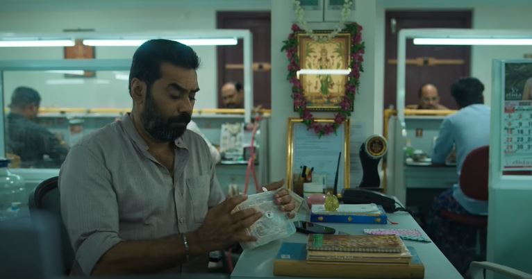  தங்கத்தை தயாரிக்கும் குழு அல்லது சமூகத்துக்கும் வறுமை இருக்கும், அவர்களுக்கும் கஷ்டம் இருக்கும் என்பதை எடுத்துக்காட்டும் படமாகவும் அவர்களது தொழிலுக்கு பின்னால் இருக்கும் ஆபத்தை உணர்த்தும் கதையாகவும் தங்கம் உள்ளது