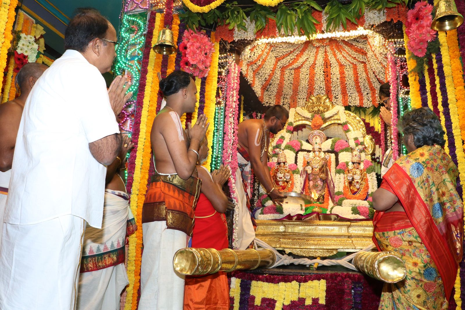  தெப்போற்சவத்தை முன்னிட்டு கோவிலில் இருந்து புறப்பட்ட உற்சவமூர்த்திகள் நான்கு மாட வீதிகள் வழியாக கோவில் திருக்குளத்தை அடைந்தனர்.