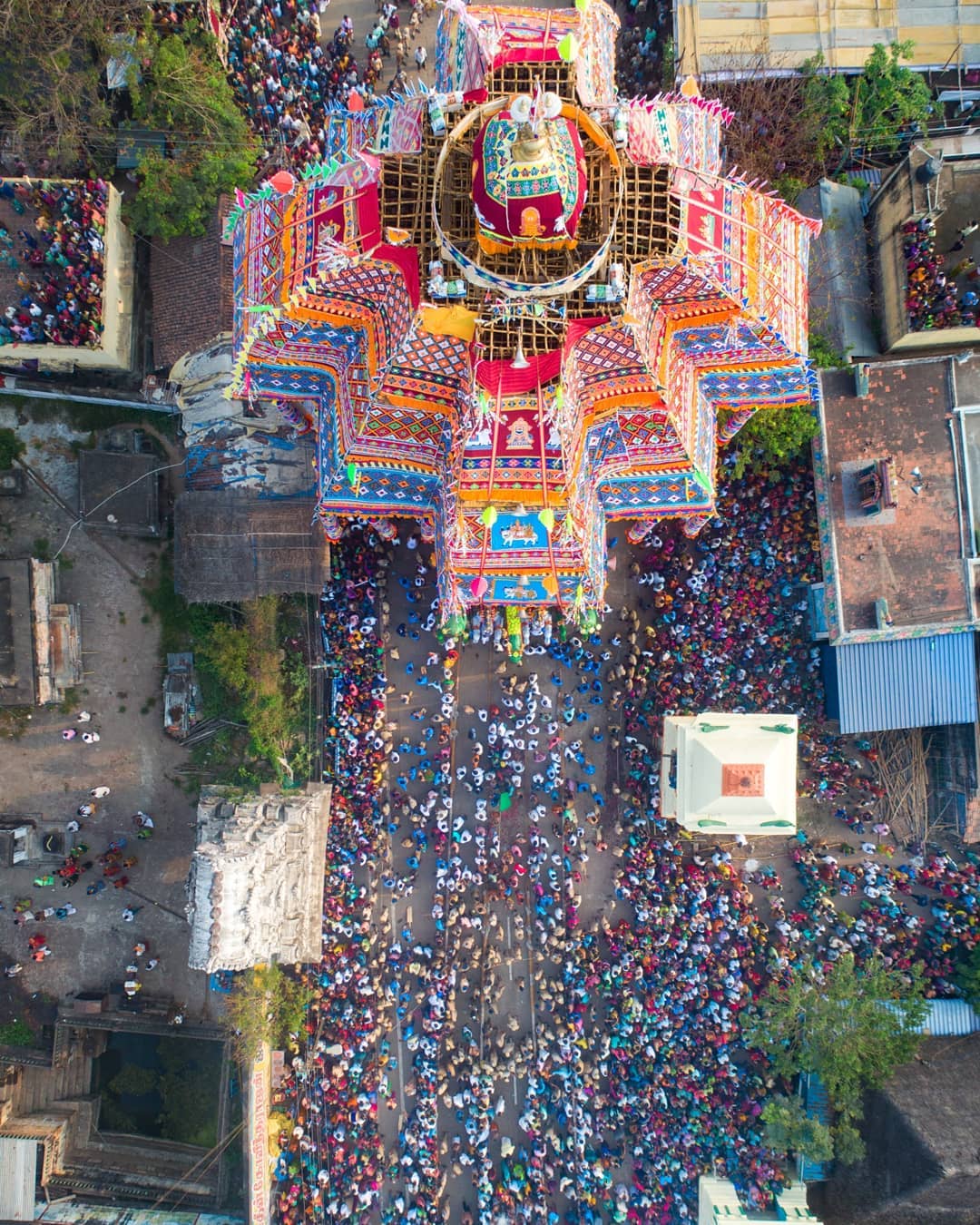  திருவாரூர் ஆழி தேரோட்டம் வரும் ஏப்ரல் 1ம் தேதி நடைபெறுவதை முன்னிட்டு திருவாரூர் மாவட்டத்திற்கு உள்ளூர் விடுமுறை அறிவித்து மாவட்ட ஆட்சியர் சாருஸ்ரீ உத்தரவு பிறப்பித்துள்ளார்.