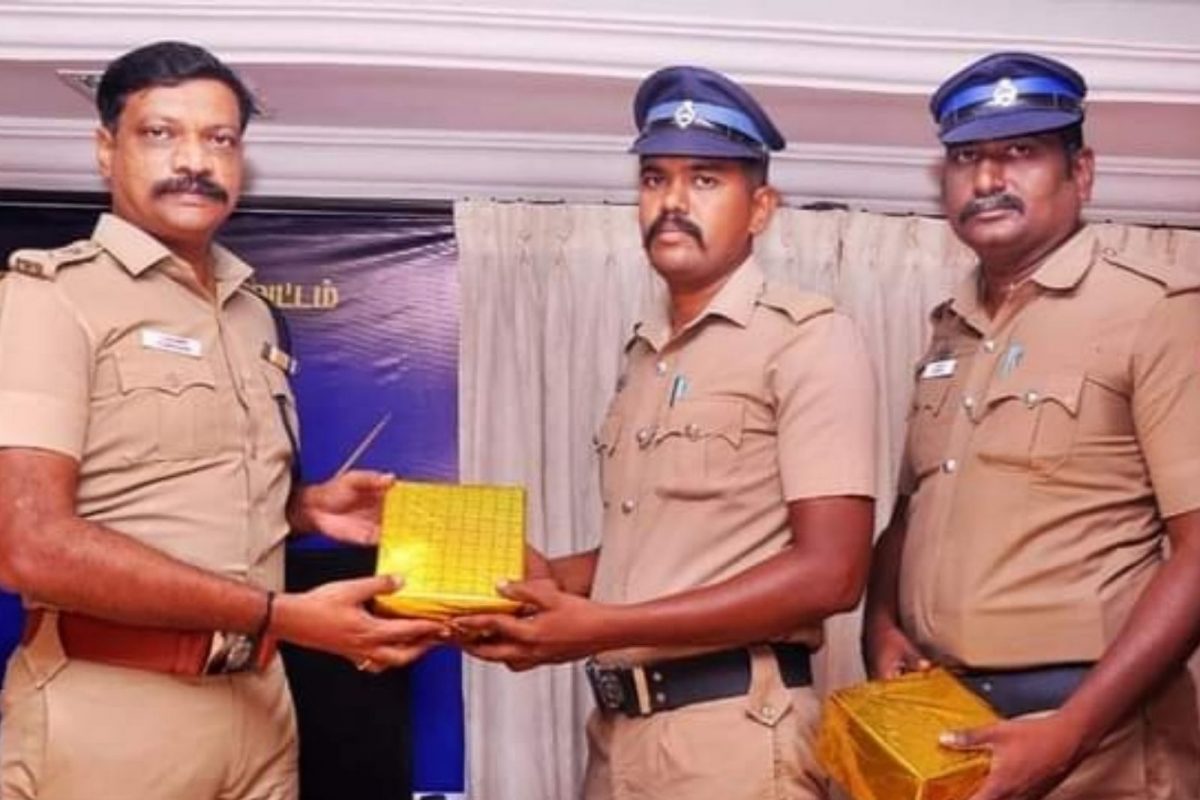 காவலர்களுக்கு பரிசு