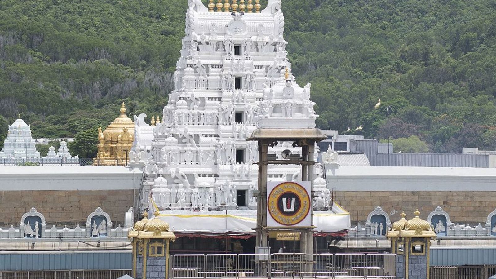 திருப்பதி ஏழுமலையான் கோவில் ஜூன் மாத கட்டண சேவை டிக்கெட்டுகள்.. ஆன்லைனில் முன்பதிவு விவரம்..!