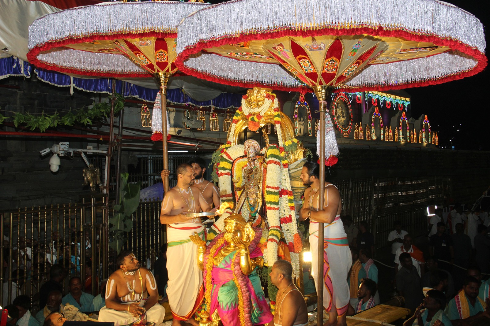 ஸ்ரீராம நவமியை முன்னிட்டு திருப்பதி மலையில் ஸ்ரீராமர் அலங்காரத்தில் அனுமந்த வாகனத்தில் எழுந்தருளி பக்தர்களுக்கு சேவை சாதித்தார் மலையப்ப சுவாமி.