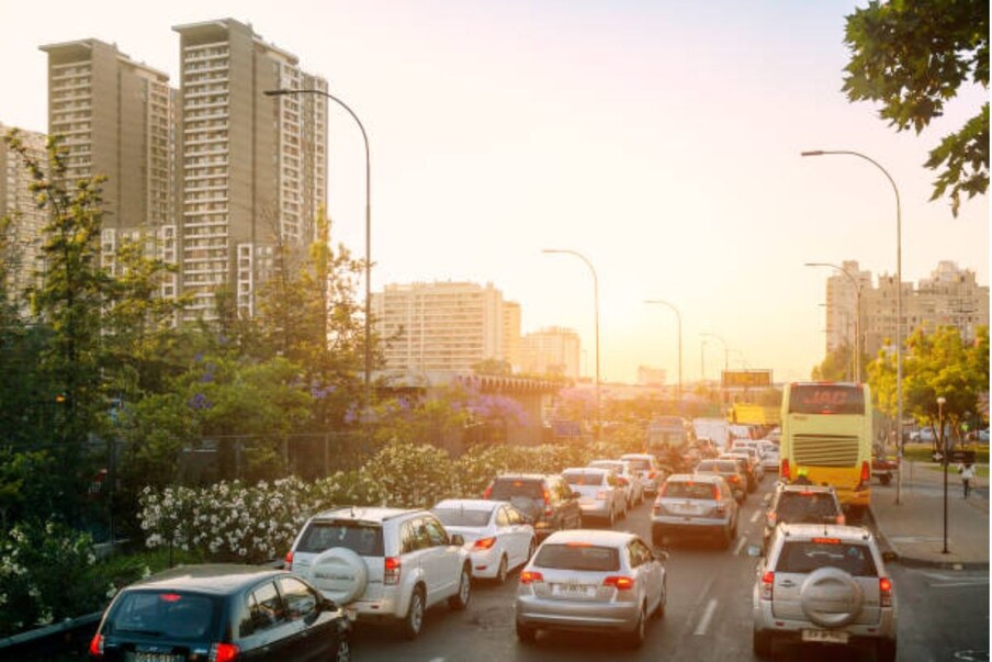  Waze நடத்திய 2015 உலகளாவிய ஆய்வின்படி, மணிலா நகரம் "தென்கிழக்கு ஆசியாவில் மிக மோசமான போக்குவரத்தை" கொண்டுள்ளது. பிலிப்பைன்ஸ் புள்ளியியல் ஆணையத்தின் 2015 மக்கள்தொகை கணக்கெடுப்பின் அடிப்படையில், மெட்ரோ மணிலாவின் மிகவும் நகரமயமாக்கப்பட்ட நகரங்கள் உலகின் அடர்த்தியான நகரங்களில் சிலவாக பட்டியலிடப்பட்டுள்ளன.