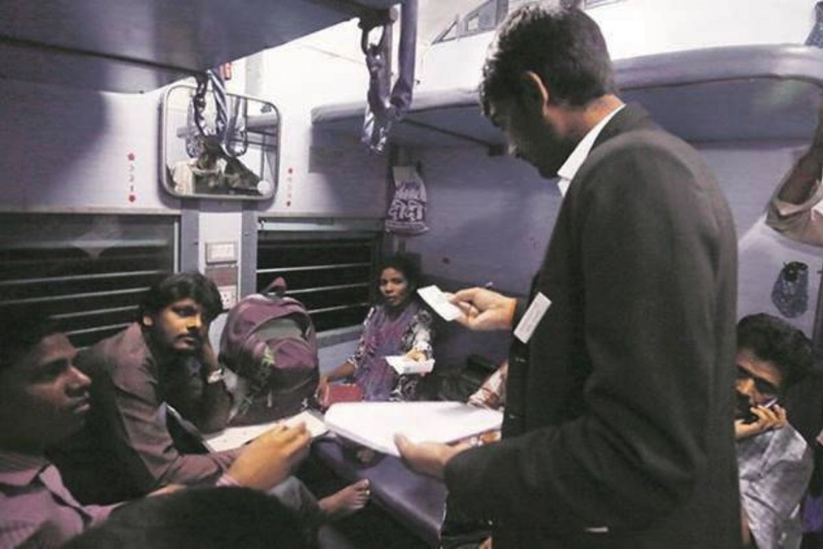  இரவு 10 மணிக்குப் பிறகு, TTE (பயண டிக்கெட் பரிசோதகர்) பயணிகளின் டிக்கெட்டை ஆய்வு செய்ய முடியாது. ஸ்டேஷனில் பயணிகள் ஏறும்போது மட்டும் அவர்களது சீட்டுகளை சரிபார்க்கலாம். அதுவும் மற்ற பயணிகளை தொந்தரவு செய்யாத வண்ணம் இருக்கும். மேலும், கேட்டரிங் ஊழியர்கள் மற்றும் இதர ரயில்வே பணியாளர்களும் இந்த விதி பொருந்தும்.