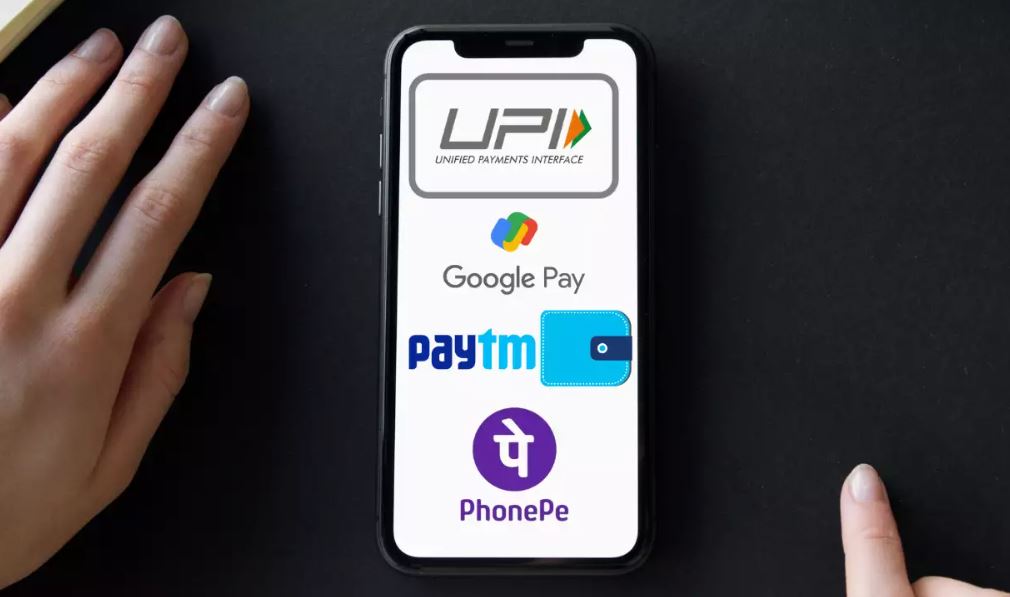  இதனால் ரூபாய் நோட்டுகள் பயன்பாடு குறைந்து வருகிறது. ஏடிஎம் வாசலில் கூட மக்கள் நிற்பது, முன்பை விட குறைந்து விட்டது. தற்போதெல்லாம் பேடிஎம், கூகுள் பே, போன் பே உள்ளிட்ட பணப் பரிவர்த்தனை செயலிகளை கிராமங்கள் உட்பட பல இடங்களில் பயன்படுத்தப்பட்டு வருகிறது.