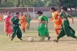 சேலை கட்டிக்கொண்டு கால்பந்தை சுழற்றி விளையாடும் மகளிர்..!