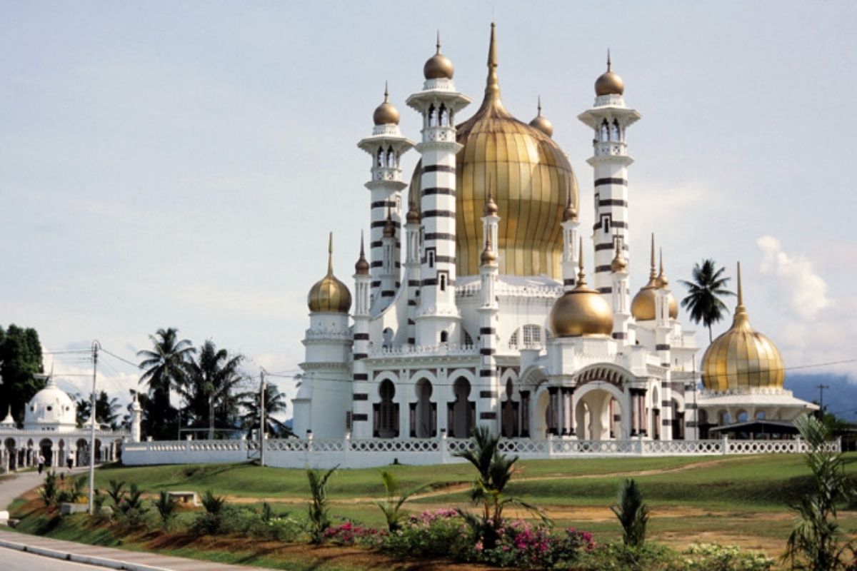  மலேசியா கோலா கங்சாரில் உள்ள உபுடியா(ubudiah) மசூதி, அளவில் சிறியதாக இருந்தாலும், உலகின் மிக அழகான மசூதிகளில் ஒன்றாக கருதப்படுகிறது